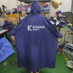 Áo mưa bít hông vải dù vân tổ ong in logo