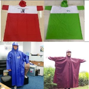Áo mưa cài cạnh nhựa pvc giá rẻ in logo là loại áo mưa dán nhiệt, chất liệu vải là nhựa, được may bằng hình thức dán nhiệt, ưu điểm giá rẻ, độ bền tương đối, áo mưa nhựa giá rẻ pvc cũng có thể in ấn logo lên lưng áo, ngực áo, túi đựng áo. để đặt hàng sản xuất áo mựa nhựa in logo giá rẻ vui lòng liên hệ ms Yến 0916019604, công ty may áo mưa Hoa Nguyên.