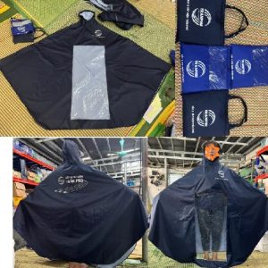 áo mưa quay choàng bóng kính in logo là mẫu áo mưa quà tặng, được thiết kế rộng rãi phù hợp cho người có chiều cao lớn cân nặng lớn. Áo mưa choàng kín giúp che mưa tốt nhất cho người dùng, liện hệ đặt hàng sản xuất áo mưa quây choàng in ấn logo hotlien 0916019604. Công ty sản xuất may áo mưa choàng in logo Hoa Nguyên.