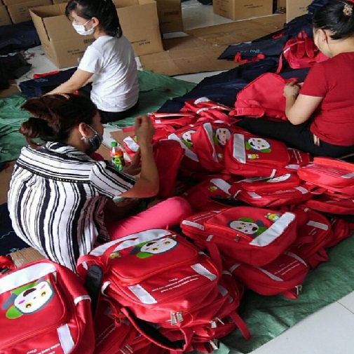 Balo học sinh mầm non in logo là balo dùng làm balo đồng phục cho trường mẫu giáo, đồng phục nhà trẻ, balo được in tên trường lớp, các hình thù ngộ nghĩnh giúp quảng cáo tên trường, tăng độ nhận diện thương hiệu, đặt may balo mầm non in ấn logo liên hệ ngay Ms Yến 0916019604 công ty may balo Hoa Nguyên.