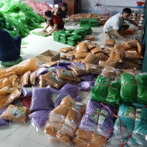 Xưởng may áo mưa giấy dùng 1 lần tại Hà Nội, chuyên sản xuất và cung cấp ra thị trường các loại áo mưa giấy tiện lợi với giá rẻ, chất lượng tốt, chiết khấu cao cho khách hàng mua số lượng lớn, miễn phí giao hàng nội thành Hà Nội.