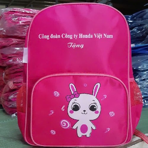 Xưởng may balo học sinh cấp 1 in logo tại Hà Nội, cung cấp các mẫu balo học sinh in logo trường lớp, công ty nhận đặt may balo in hình lên sản phẩm, luôn luôn đảm bảo chất lượng balo tốt nhất, giá thành ưu đãi nhất, balo học sinh in logo phù hợp làm quà tặng cho học sinh, quà tặng từ thiện. Khách hàng có nhu cầu mua balo , in ấn balo liên hệ 0916019604 công ty may balo Hoa Nguyên hân hạnh được phục vụ